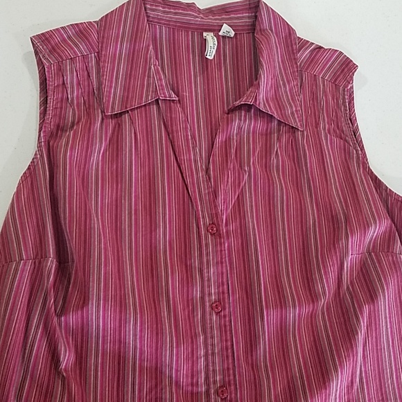 Sleeveless Vneck Pink maroon 1X plus button shirt - Picture 2 of 3